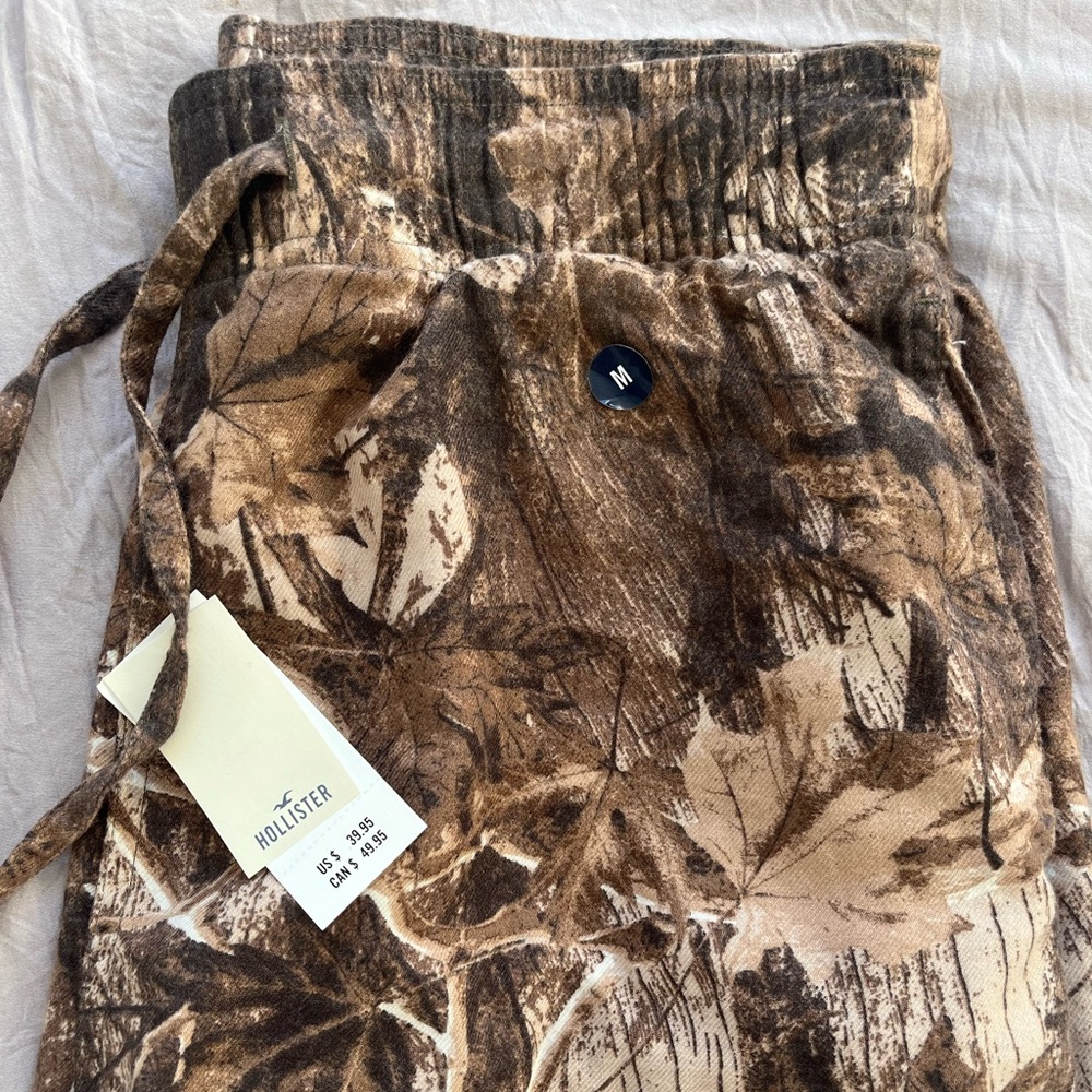 Hollister camo pajamas pants new with tags, only tried on, didn’t fit.